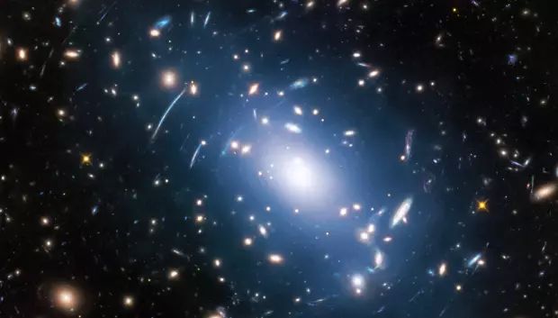 El cúmulo de galaxias Abell S1063, visto por el telescopio espacial Hubble de la NASA/ESA