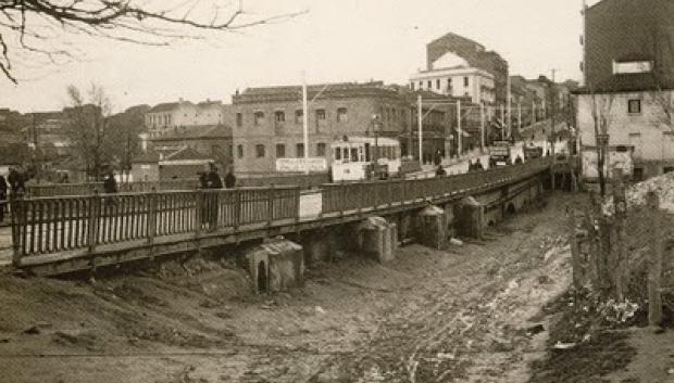 El puente de Ventas en 1930 sobre el arroyo Abroñigal