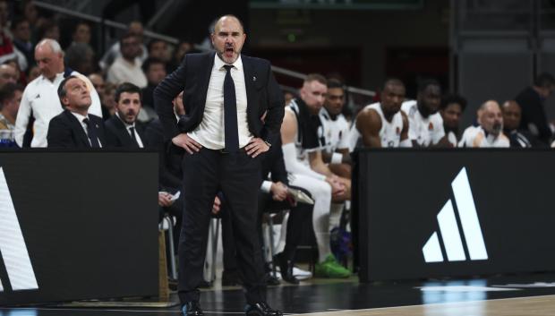 MADRID, 12/12/2024.- El entrenador del Real Madrid, Chus Mateo, durante el partido de la Euroliga de baloncesto que Real Madrid y Zalgiris Kaunas disputan este jueves en el WiZink Center. EFE/Kiko Huesca