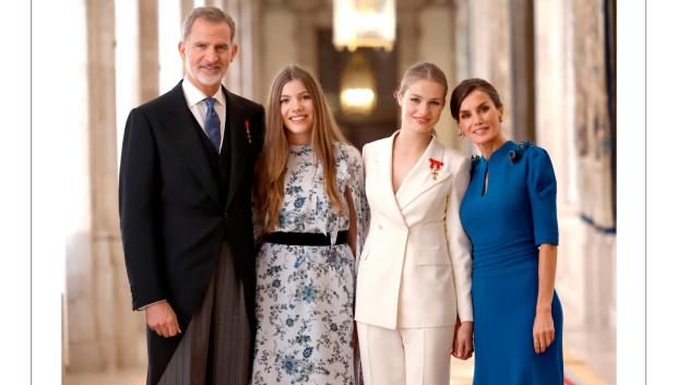 Foto de Felipe VI y doña  Letizia Ortiz con sus hijas en una felicitación de Navidad