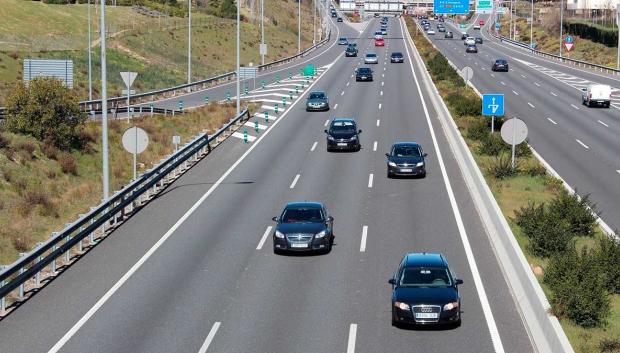 La densidad de coches en el carril central y derecho es mayor