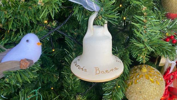 Campanita de barro dedicada a Pablo García Baena en el árbol de Navidad de la Diputación