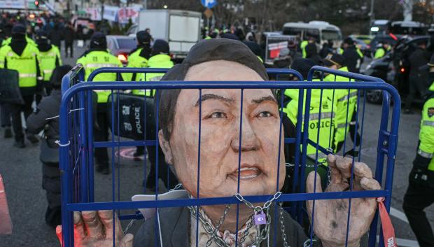 Una efigie del presidente surcoreano durante una protesta tras la segunda votación de destitución de la ley marcial