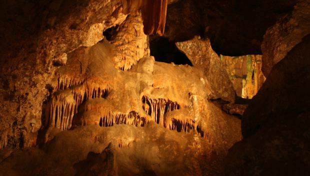 Vista del interior de las Cuevas del Salnitre, en Montserrat