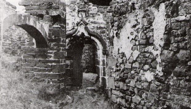 Portal de entrada y arco de la antigua capilla de Santa Magdalena, en Corbera de Llobregat