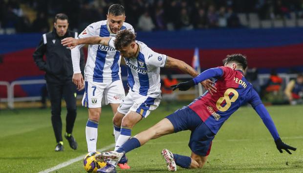 Sergio González lucha con Pedri por un balón