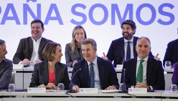 El líder del Partido Popular, Alberto Núñez Feijóo (c) junto con la secretaria general del partido Cuca Gamarra (i) y el coordinador general, Elías Bendodo (d) durante la reunión del Comité Ejecutivo Nacional celebrada este lunes en Madrid. EFE/ Javier Lizón .