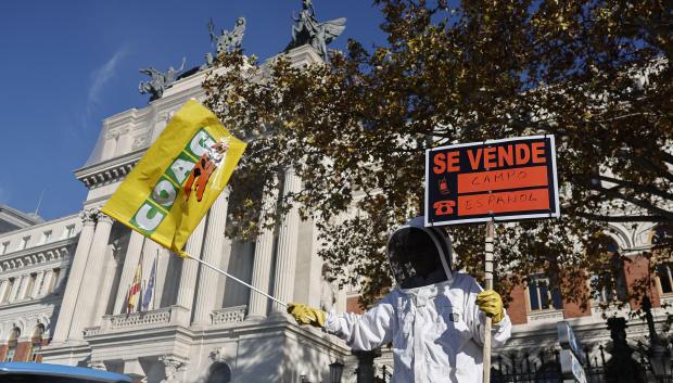 Cartel de 'Se vende' de los agricultores frente al Ministerio de Agricultura contra el acuerdo de la UE con Mercosur