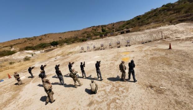 Ejercicio de tiro con fusil del Escuadrón de Zapadores Paracaidistas en Senegal