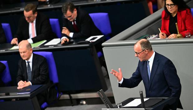 Friedich Merz en su intervención, con Scholz de fondo