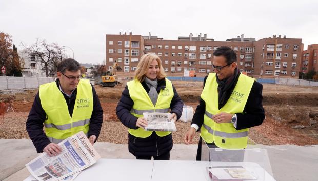 La vicealcaldesa de Madrid, Inma Sanz, acompañada por el delegado de Políticas de Vivienda y presidente de EMVS Madrid, Álvaro González, y el concejal del distrito, Orlando Chacón, pone la primera piedra de la nueva promoción