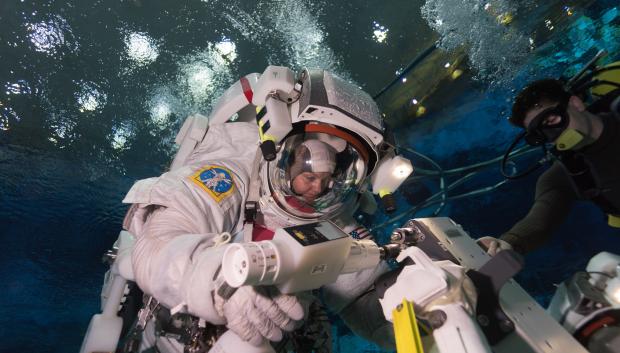 Una astronauta realiza tareas en el Laboratorio de Flotabilidad Neutral (NBL)