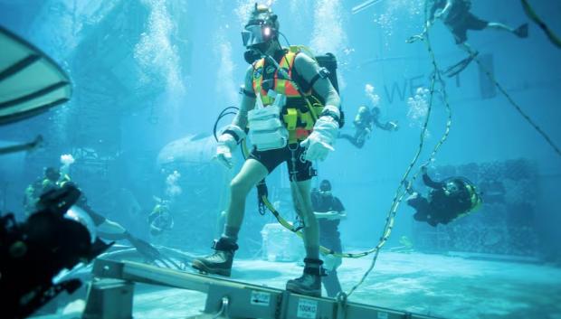 Piscina del laboratorio de Flotabilidad Neutral (NBL) en el que los astronautas se preparan