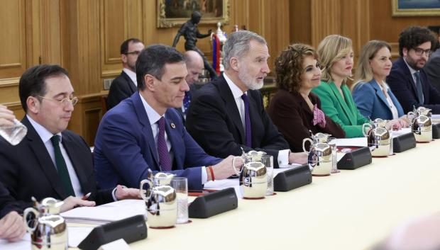 El Rey con Pedro Sánchez y otros miembros del Gobierno en el Patronato de la Fundación Carolina