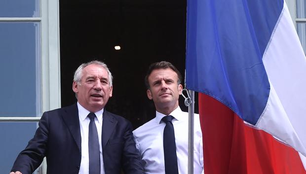 François Bayrou junto a Emmanuel Macron