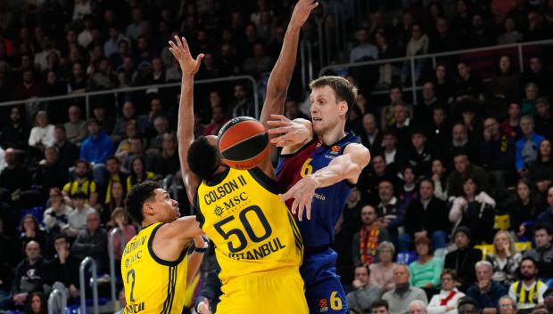 El pívot del Barcelona Jan Vesely juega un balón ante Bonzie Colson, del Fenerbahce, durante el partido de la Euroliga