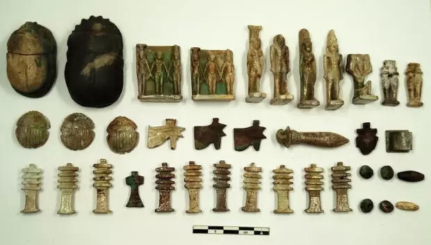 Amuletos hallados en el yacimiento egipcio