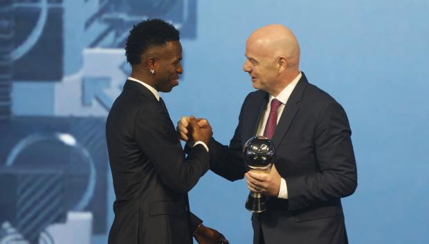 Infantino da el premio The Best a Vinicius