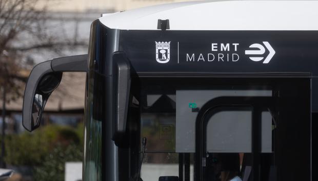 (Foto de ARCHIVO)
Un autobús de la EMT, a 9 de diciembre de 2024, en Madrid (España). CCOO ha desconvocado la huelga general prevista para este lunes 9 de diciembre de conductores de autobuses urbanos, interurbanos y estatales en toda España para reivindicar la jubilación anticipada en el sector. La organización sindical ha decidido suspender la jornada de huelga de transporte en autobús, para la que se había establecido unos servicios mínimos del 50% a nivel estatal, en la que habría sido la cuarta jornada de huelga.

Eduardo Parra / Europa Press
09 DICIEMBRE 2024;AUTOBUSES;TRANSPORTE PÚBLICO;EMT;
09/12/2024