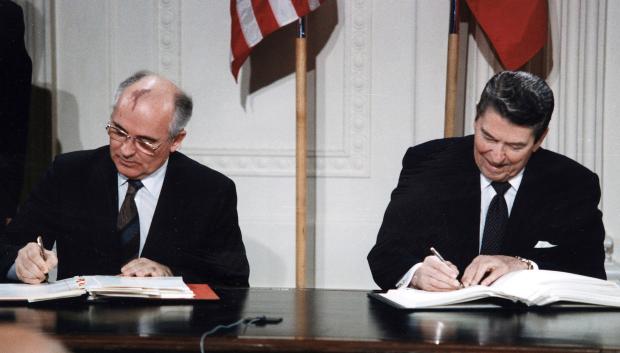 Mijail Gorbachov y Reagan firmando el Tratado INF, 1987