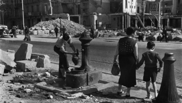 La Guerra Civil Española. El bando republicano. Barcelona. 1938. No se han cortado todas las tuberías de agua, a pesar de los bombardeos de la aviación italo-alemana.