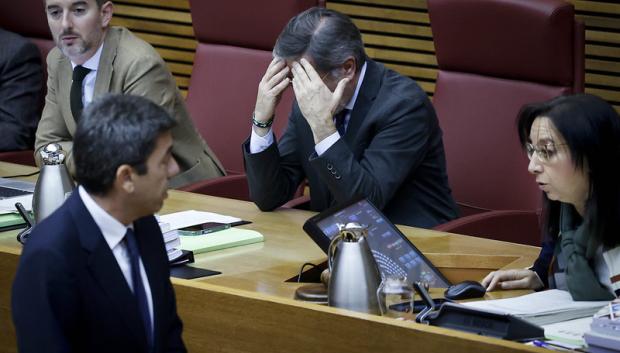 Mazón, hablando con la presidenta de las Cortes tras suspender el Pleno