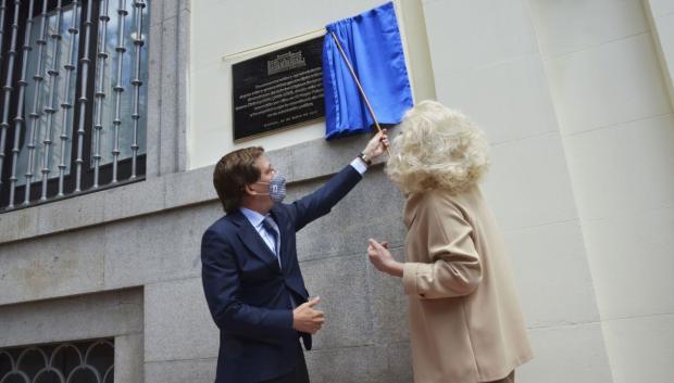 El alcalde de Madrid y la embajadora polaca descubren una placa en el Hogar Polaco.