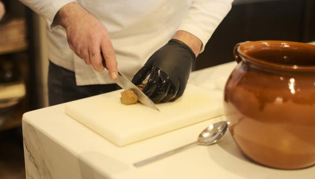 El chef Rubén Sánchez preparando la orza de atún