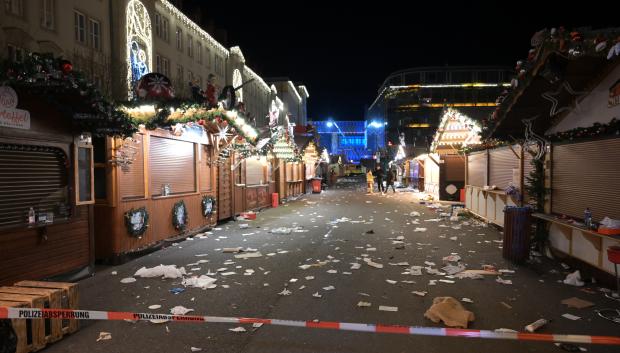 ista del mercado navideño de Magdeburgo, acordonado por la policía