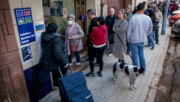 Colas en una administración de lotería de Paiporta