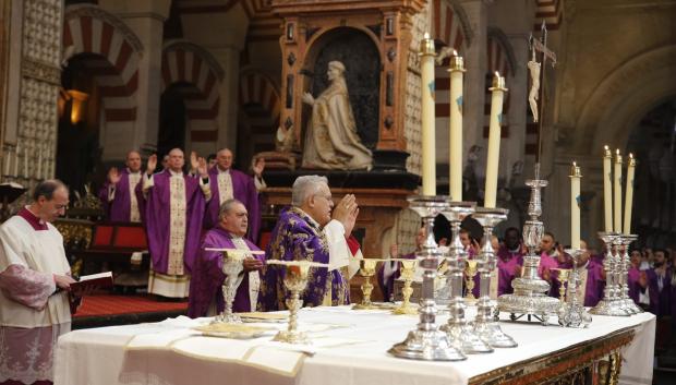 El obispo durante la celebración de la misa