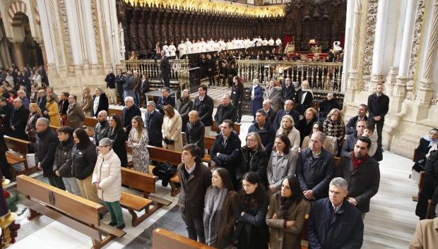 Fieles asistentes a la misa por las bodas de oro como sacerdote del prelado de Córdoba