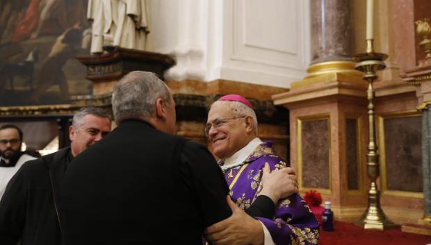 El obispo es felicitado por sus bodas de oro como sacerdote