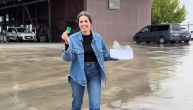 La joven feliz con la ITV de su coche