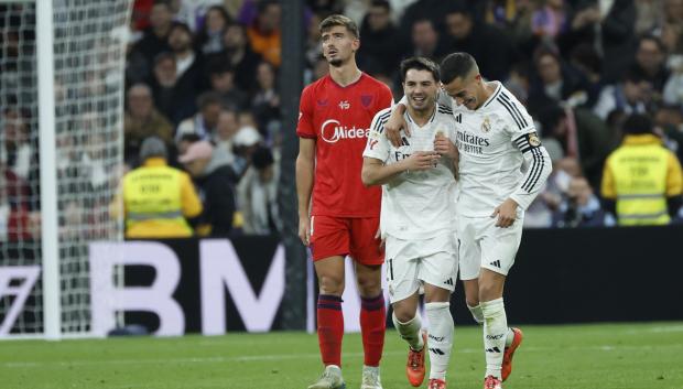 Brahim Díaz (c) celebra tras anotar el 4-1 para su equipo