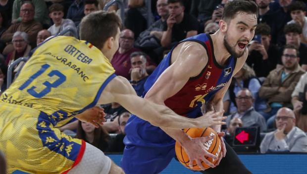 Tomas Satoransky (d) disputa una posesión con Chumi Ortega (i) durante el partido