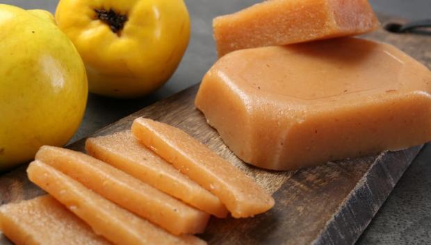 El membrillo, una fruta dulce habitual en España que da origen al dulce