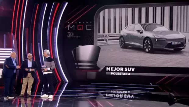 Iván Mingo, redactor de El Debate, entrega el premio al mejor SUV