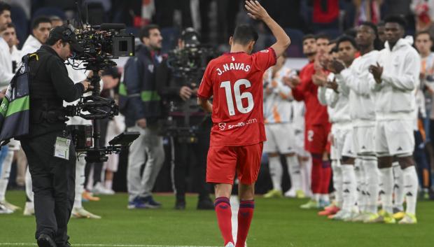 Jesús Navas recibió un homenaje por parte del Santiago Bernabéu y los jugadores del Real Madrid