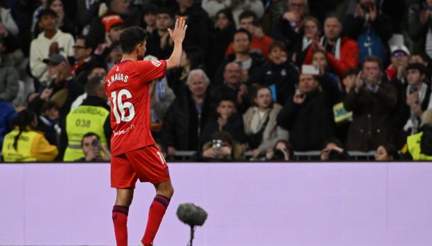 Jesús Navas aplaude al público tras su último partido como futbolista profesional