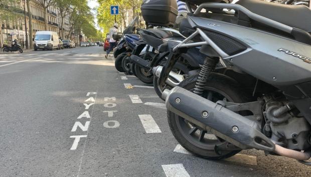 Las motos también pagan estacionamiento