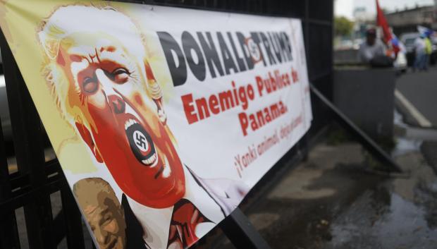 Fotografía de un cartel con la imagen de Donald Trump durante una manifestación este lunes, en Ciudad de Panamá