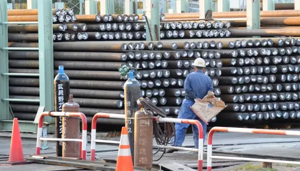 Fotografía de archivo de un trabajador de la empresa siderúrgica Nippon Steel Corporation al caminar por la fábrica en Tokio