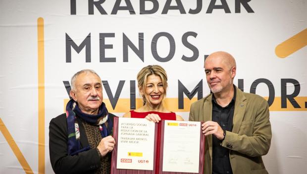 La vicepresidenta Yolanda Díaz y los secretarios generales de UGT, Pepe Álvarez, y de CCOO, Unai Sordo, tras la firma del acuerdo de reducción de la jornada laboral