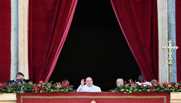 El Papa Francisco, saluda desde el balcón de las bendiciones