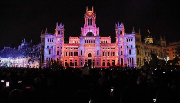 (Foto de ARCHIVO)
Una de las imágenes que componen un ‘videomapping’ navideño proyectado sobre el Palacio de Cibeles, a 19 de diciembre de 2021, en Madrid (España). El Ayuntamiento de Madrid felicita las navidades a través de esta iniciativa. El ‘videomapping’ ha sido diseñado y producido por Onionlab y es visible desde cualquier punto de la Plaza de Cibeles. Permite a los asistentes viajar por diferentes escenas con temática navideña.

Carlos Luján / Europa Press
19 DICIEMBRE 2021;MADRID;NAVIDAD;2021;PALACIO DE CIBELES;VIDEOMAPPING
19/12/2021