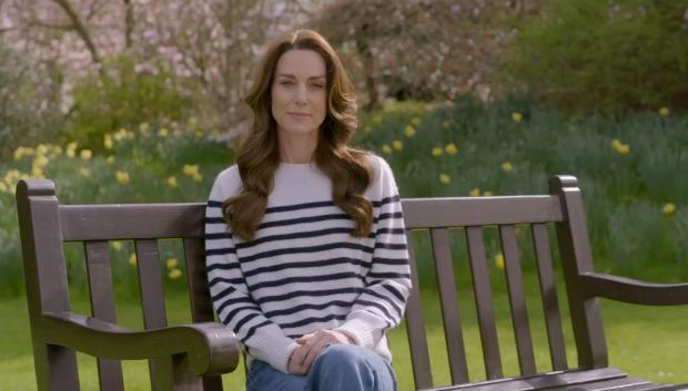 La Princesa de Gales, Kate Middleton anunciaba el 22 de marzo en un vídeo que se le había diagnosticado un cáncer y que estaba recibiendo tratamiento de "quimioterapia preventiva". La mujer del heredero a la Corona británica, el Príncipe Guillermo, se sometía en el mes de enero a una cirugía abdominal tras la que le confirmaron que se enfrentaba a esta enfermedad. Después de varios meses centrada en su salud, el pasado mes septiembre anunciaba que había acabado el tratamiento