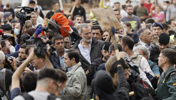 El 3 de noviembre los Reyes visitaron el municipio de Paiporta, uno de los más afectados por la dana, con los presidentes del Gobierno y de la Generalitat valenciana. Los vecinos, quese sentían abandonados por las Administraciones, les recibieron indignados. Cuando empezaron a lanzarles barro y piedras, Sánchez dejó solos a los Reyes y huyó del lugar