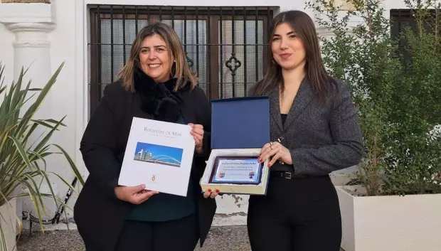 La edil de Turismo y Playas Amalia López, junto a la alcaldesa de Conil, Inmaculada Sánchez