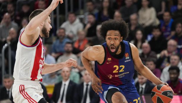 El ala-pívot del Barcelona Jabari Parker juega un balón ante Rokas Giedraitis, del Estrella Roja